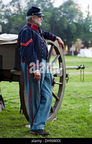 La guerra civile era soldato Unione reenactor e Cannon, Fort Stanton Live!, Fort Stanton, Nuovo Messico USA Foto Stock