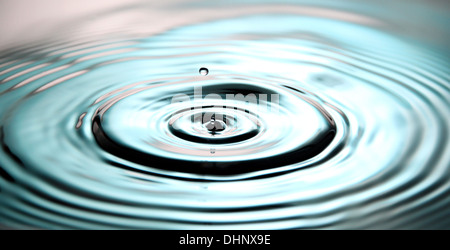 Ingrandimento di foto di colore blu di gocce di acqua una bella forma nel bacino. Foto Stock