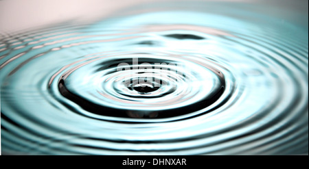 Ingrandimento di foto di colore blu di gocce di acqua una bella forma nel bacino. Foto Stock