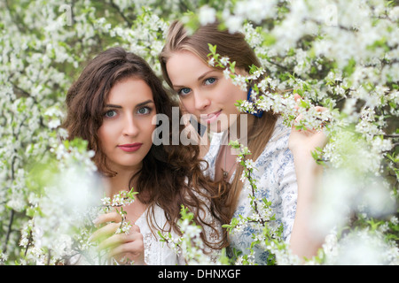 Due belle signore caucasica Foto Stock