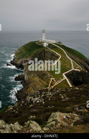 Il faro a sud di pila in una nebbiosa mattina. Anglesey, Galles. Giugno. Foto Stock