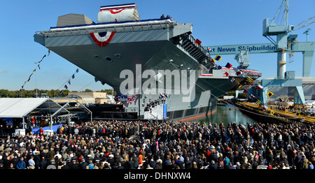 Cerimonia di battesimo per la USS Gerald Ford super nucleare portante come si è lanciato il 9 novembre 2013 in Newport News, Virginia. Foto Stock