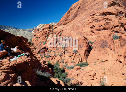 Giovane uomo su highline al Red Rock Canyon National Conservation Area vicino a Las Vegas Foto Stock