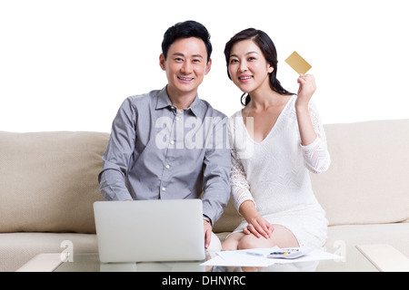 Giovane facendo shopping online Foto Stock