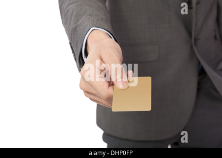 Imprenditore tenendo fuori business card Foto Stock