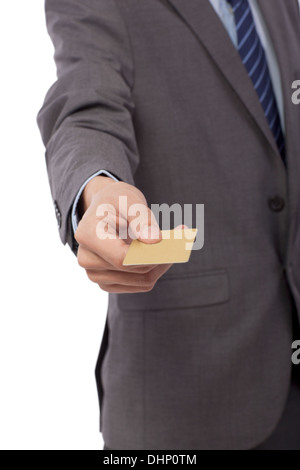 Imprenditore tenendo fuori business card Foto Stock