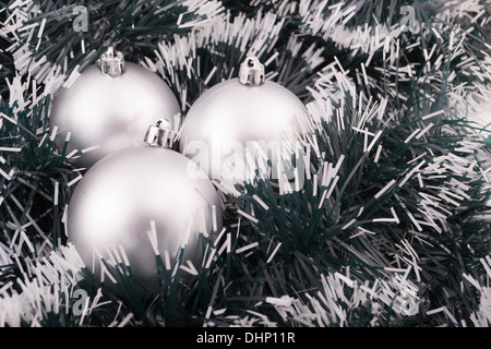 Argento regalo di Natale con ornamenti Foto Stock