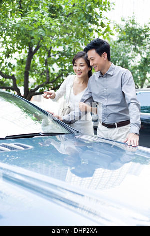 Coppia felice l'acquisto di una nuova auto Foto Stock