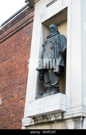 LONDON, Regno Unito - 13 novembre: Statua di esploratore polare Ernest Shackleton al di fuori del Royal edificio geografica. Novembre 13, 2013 Foto Stock