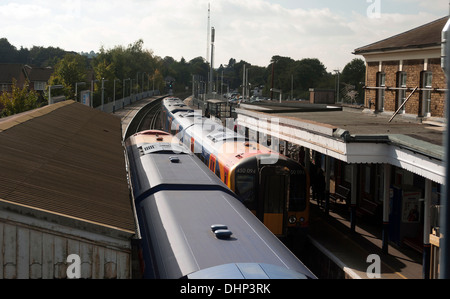 Due treni rispondere alla stazione ferroviaria di Farnham, Surrey, Inghilterra, Regno Unito. Foto Stock