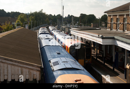 Due treni rispondere alla stazione ferroviaria di Farnham, Surrey, Inghilterra, Regno Unito. Foto Stock