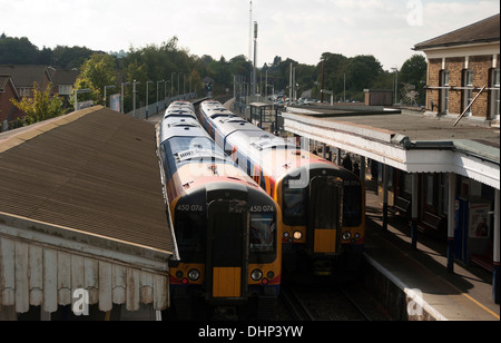 Due treni rispondere alla stazione ferroviaria di Farnham, Surrey, Inghilterra, Regno Unito. Foto Stock