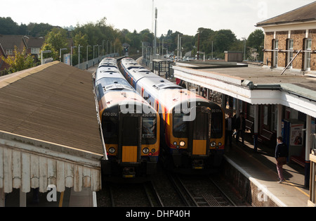 Due treni rispondere alla stazione ferroviaria di Farnham, Surrey, Inghilterra, Regno Unito. Foto Stock