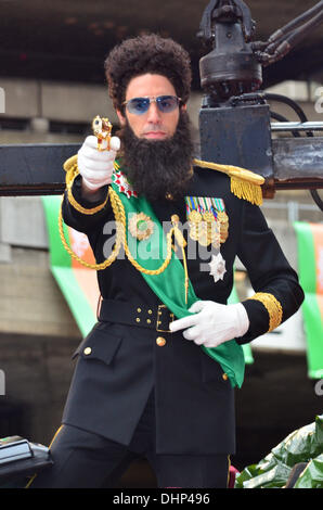 Sacha Baron Cohen aka Ammiraglio Generale Aladeen premiere mondiale di 'il dittatore" tenutasi presso la Royal Festival Hall Arrivi - Londra, Inghilterra - 10.05.12 Foto Stock