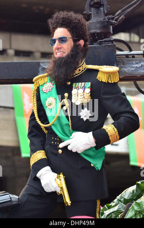 Sacha Baron Cohen aka Ammiraglio Generale Aladeen premiere mondiale di 'il dittatore" tenutasi presso la Royal Festival Hall Arrivi - Londra, Inghilterra - 10.05.12 Foto Stock