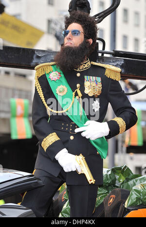 Sacha Baron Cohen aka Ammiraglio Generale Aladeen 'il dittatore' Premiere Mondiale tenutasi presso la Royal Festival Hall - Arrivi. Londra, Inghilterra - 10.05.12 Foto Stock