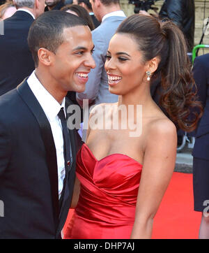 **File foto** cantanti inglesi Marvin Humes e Rochelle Wiseman aka Humes di Rochelle sigillato la loro corrispondenza effettuata in pop cielo mediante la legatura del nodo sul Venerdì (27Lug12). Il JLS hunk e la sua sposa, un membro del Regno Unito del gruppo ragazza il sabato, sposati presso lo storico Palazzo di Blenheim in Oxfordshire, Inghilterra. La cerimonia è stata un vero e proprio chi è chi della scena musicale britannica, con una direzione' Foto Stock