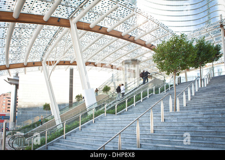 Rifugi in ferro legno vetro eco-sostenibile ricoperta di pannelli fotovoltaici che alimentano le torri in piazza Gae Aulenti porta nuova Foto Stock