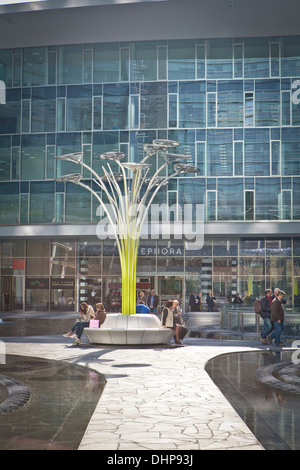 Infinito fontana e bench-scultura con al centro solar tree, il fotovoltaico struttura progettata da Ross Lovegrove per Artemide, piazza Gae Aulenti Foto Stock