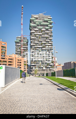 Bosco verticale torri residenziali a 111 metri a 78 metri progettato Boeri studio progetto porta nuova centro business Milano Foto Stock