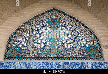 Arabesque griglia, Masjid-ho Hakim, Isfahan, Iran Foto Stock