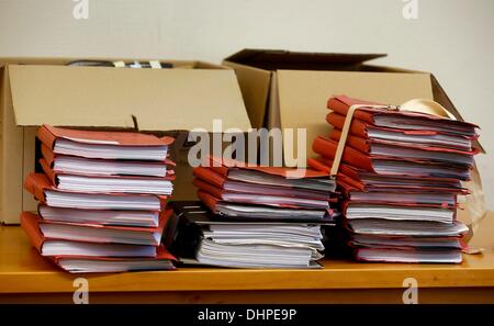 I file sono ritratte all'interno della courtrom presso il tribunale regionale in cui ex Presidente tedesco Christian Wulff va in prova ad Hannover, Germania, 14 novembre 2013, sulle tasse di ricezione di favori. Wulff, che è servito a soli 20 mesi come presidente ed è stata l'uomo una volta ribaltato come successore del Cancelliere Angela Merkel, si fermò all'aprile 2012, quando i pubblici ministeri hanno chiesto al Parlamento di sollevare la sua immunità, dicendo sospettavano che egli aveva accettato di privilegi ingiustificati. Wulff respinge le accuse e nel mese di aprile di quest'anno sdegnato una offerta di risolvere il caso con un fuori-di-corte di pagamento. Foto: KAI PFAFFENBACH Foto Stock