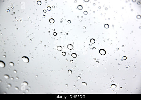 L'immagine di sfondo le goccioline di acqua sul parabrezza auto. Foto Stock