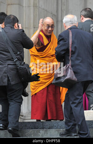 Sua Santità il Dalai Lama arriva alla Cattedrale di St Paul per ricevere il Premio Templeton. Londra, Inghilterra - 14.05.12 Foto Stock