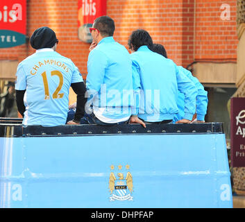 Carlos Tevez e Aleksandar Kolarov Manchester City Premier League titolo Victory Parade. Giocatori e staff del Manchester City parade English Premier League Trophy attraverso il centro della città da un autobus con tetto scoperto Manchester, Inghilterra - 14.05.12 Foto Stock