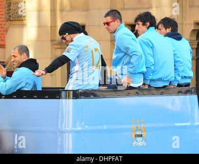 Pablo Zabaleta, Carlos Tevez e Aleksandar Kolarov Manchester City Premier League titolo Victory Parade. Giocatori e staff del Manchester City parade English Premier League Trophy attraverso il centro della città da un autobus con tetto scoperto Manchester, Inghilterra - 14.05.12 Foto Stock