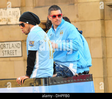 Carlos Tevez e Aleksandar Kolarov Manchester City Premier League titolo Victory Parade. Giocatori e staff del Manchester City parade English Premier League Trophy attraverso il centro della città da un autobus con tetto scoperto Manchester, Inghilterra - 14.05.12 Foto Stock