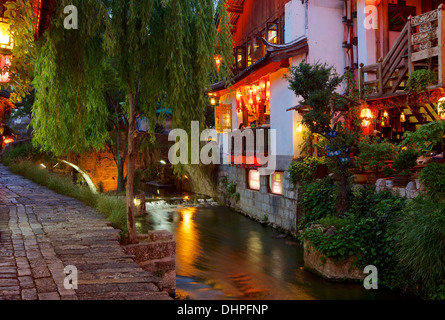 Inizio serata scena di strada nella città vecchia di Lijiang, Sito Patrimonio Mondiale dell'UNESCO, della provincia dello Yunnan in Cina e Asia Foto Stock