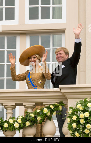 Paesi Bassi, l'Aia, Willem-Alexander re e regina Maxima saluto il pubblico dal balcone di Palazzo Noordeinde chiamato Foto Stock