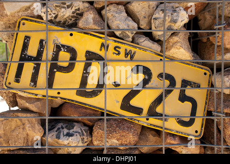 Veicolo la targa incuneato in macerie parete in un parco di Sydney, Australia Foto Stock