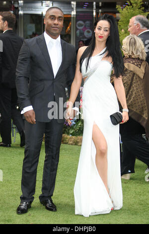 Simon Webbe e fidanzata Maria Kouka Premiere mondiale di neve bianca e la Huntsman tenutasi presso l'Impero e l'Odeon - arrivi a Londra, Inghilterra - 14.05.12 Foto Stock