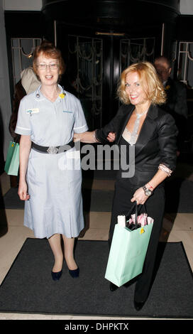 Geri Halliwell con le borse Marie Curie per infermiere Borse Marie Curie di ospitalità per la cura del cancro finalizzata alla raccolta di fondi a Claridge Hotel - Partenze di Londra - Inghilterra - 15.05.12 Foto Stock