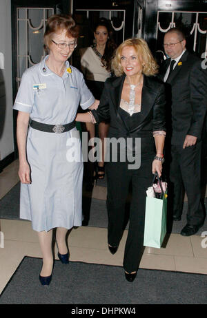 Geri Halliwell con le borse Marie Curie per infermiere Borse Marie Curie di ospitalità per la cura del cancro finalizzata alla raccolta di fondi a Claridge Hotel - Partenze di Londra - Inghilterra - 15.05.12 Foto Stock