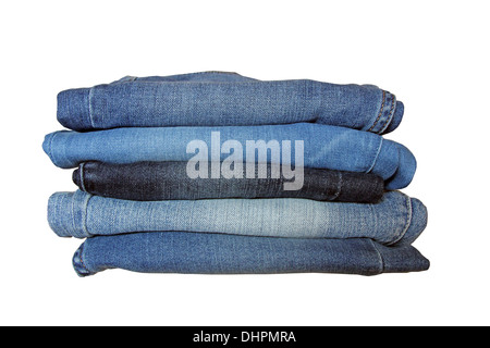 Pila di jeans blu di diversa sfumatura su sfondo bianco. Foto Stock