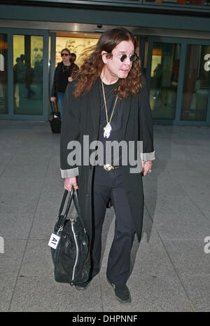 Ozzy Osbourne arrivando all'aeroporto di Heathrow di Londra, Inghilterra - 16.05.12 Foto Stock