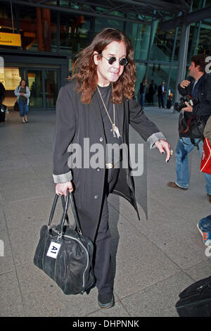 Ozzy Osbourne arrivando all'aeroporto di Heathrow di Londra, Inghilterra - 16.05.12 Foto Stock