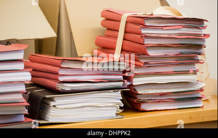 I file sono ritratte dentro le aule di tribunale presso il tribunale regionale in cui ex Presidente tedesco Christian Wulff va in prova presso il tribunale regionale di Hannover, Germania, 14 novembre 2013. Wulff, che è servito a soli 20 mesi come presidente ed è stata l'uomo una volta ribaltato come successore del Cancelliere Angela Merkel, si fermò all'aprile 2012, quando i pubblici ministeri hanno chiesto al Parlamento di sollevare la sua immunità, dicendo sospettavano che egli aveva accettato di privilegi ingiustificati. Wulff respinge le accuse e nel mese di aprile di quest'anno sdegnato una offerta di risolvere il caso con un fuori-di-corte di pagamento. Foto: JULIAN STRATENSCHULTE Foto Stock