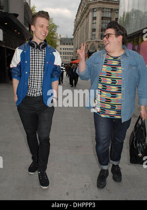 Ben Kelly e Sam burrosa fuori e circa in Leicester Square. Londra, Inghilterra - 16.05.12 Foto Stock