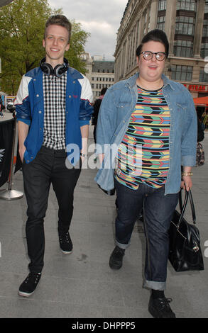 Ben Kelly e Sam burrosa fuori e circa in Leicester Square. Londra, Inghilterra - 16.05.12 Foto Stock