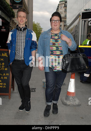 Ben Kelly e Sam burrosa fuori e circa in Leicester Square. Londra, Inghilterra - 16.05.12 Foto Stock