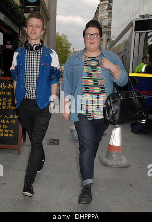 Ben Kelly e Sam burrosa fuori e circa in Leicester Square. Londra, Inghilterra - 16.05.12 Foto Stock