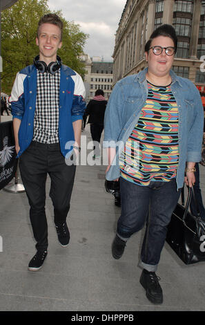 Ben Kelly e Sam burrosa fuori e circa in Leicester Square. Londra, Inghilterra - 16.05.12 Foto Stock