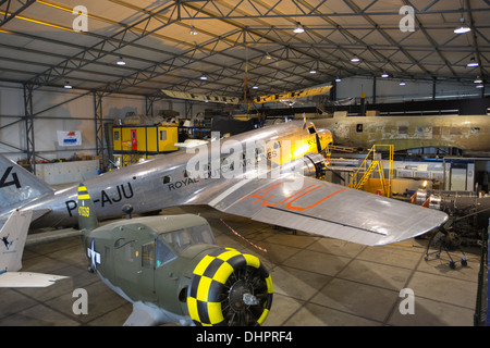 Paesi Bassi, Lelystad, Aviodrome, aviazione museo di storia. Douglas DC-3 Dakota di KLM Royal Dutch Airlines Foto Stock