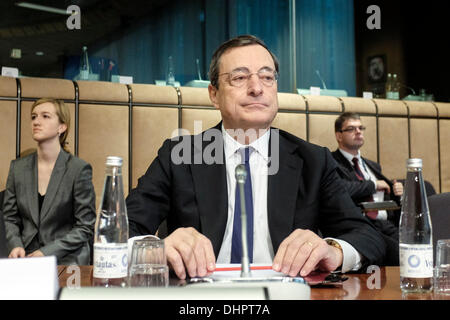 Bruxelles, BXL, Belgio. Xiv Nov, 2013. Il presidente della Banca centrale europea (BCE) Mario Draghi attende prima di dialogo macroeconomico a livello politico riunione prima dell'inizio dell'UE del Consiglio Ecofin svoltasi presso la sede centrale dell'UE a Bruxelles, in Belgio il 14.11.2013 da Wiktor Dabkowski Credito: Wiktor Dabkowski/ZUMAPRESS.com/Alamy Live News Foto Stock