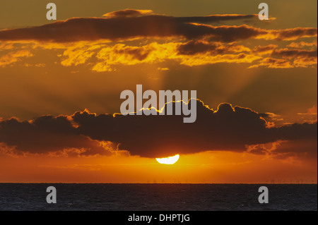 Tramonto su una fattoria eolica nel Mar Baltico Foto Stock