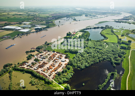 Paesi Bassi, Beuningen. Fiume Waal. Le pianure alluvionali. Terra allagata. Antenna Foto Stock